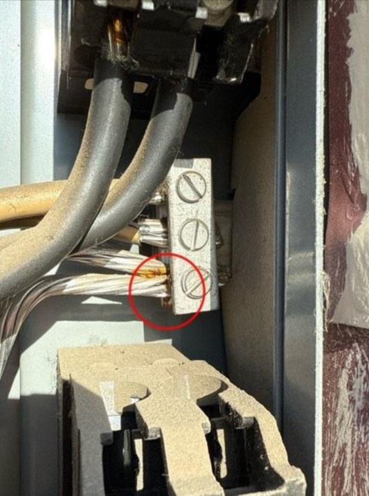 Example of double lug on neutral bus
